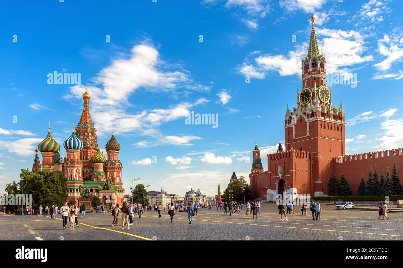 Moskau - 20. Juli 2020: Kreml und Basilius`s Kathedrale auf dem Roten Platz in Moskau, Russland. Dieser Ort ist die Top-Touristenattraktion von Moskau. Besucher Stockfoto